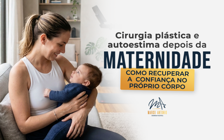 Mãe segurando bebê no colo e sorrindo