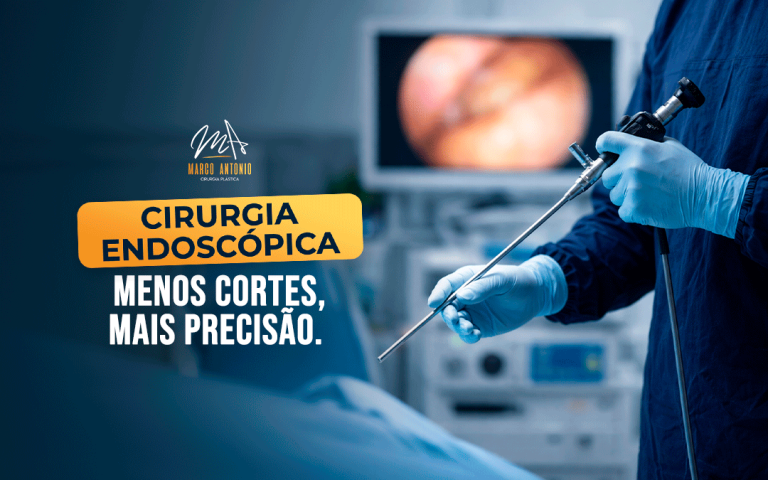 Mãos de um médico com luva e roupa cirúrgica, realizando uma cirurgia endoscópica